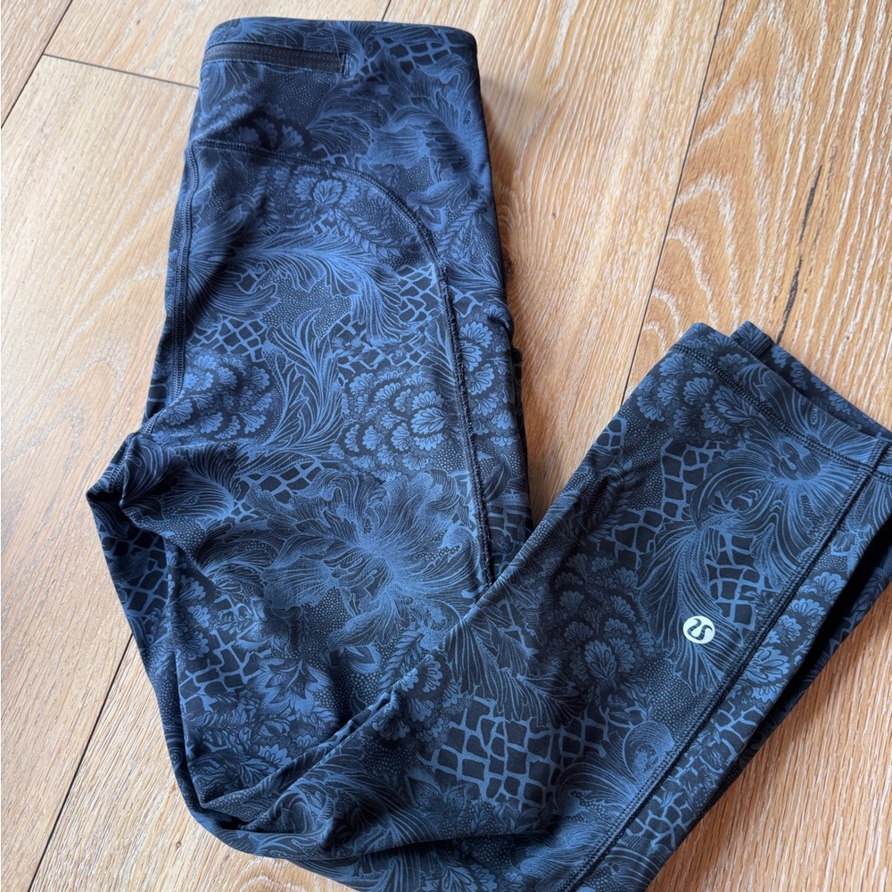 lululemon athletica Black dark blue Cropped Pants leggings size 4